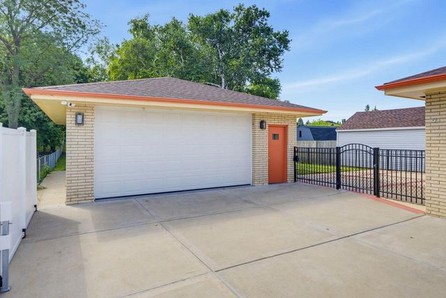 2035 E Howard AVENUE, Saint Francis, WI 53235