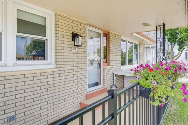 2035 E Howard AVENUE, Saint Francis, WI 53235