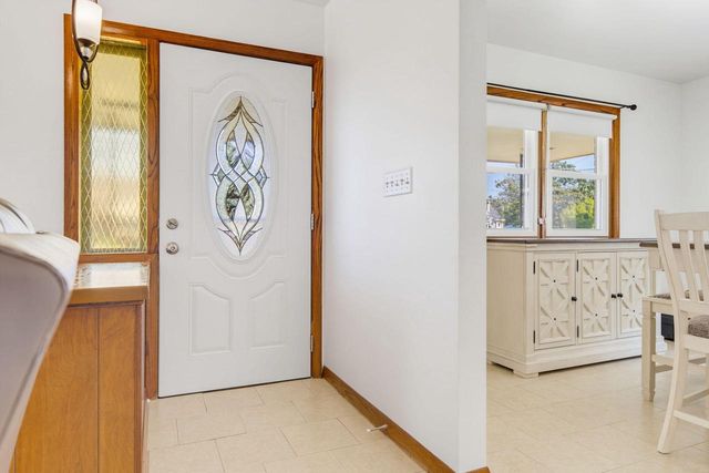 2035 E Howard AVENUE, Saint Francis, WI 53235