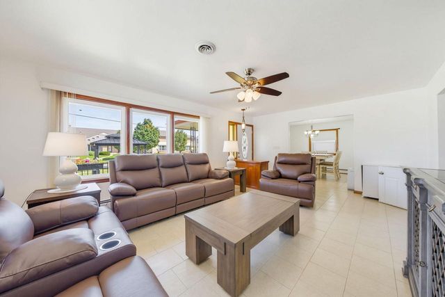 2035 E Howard AVENUE, Saint Francis, WI 53235