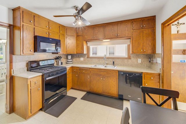 2035 E Howard AVENUE, Saint Francis, WI 53235