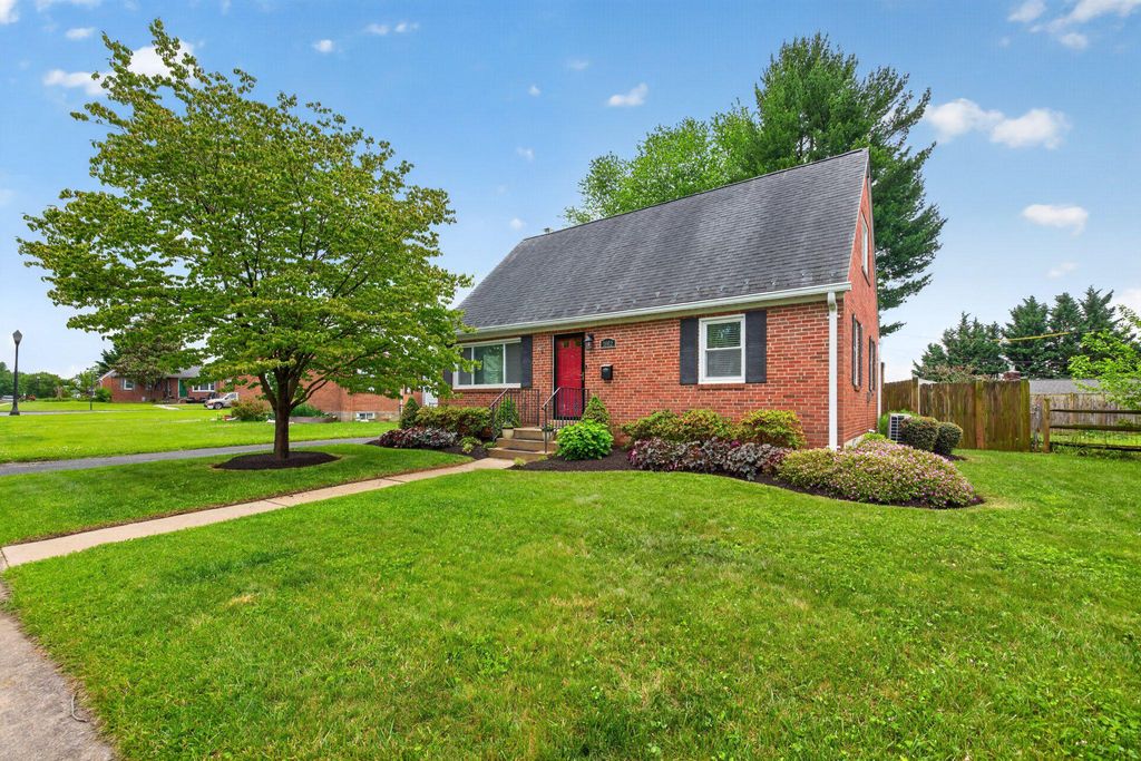 Image 2 of property listing at 1002 WILSON PL, Frederick, MD 21702