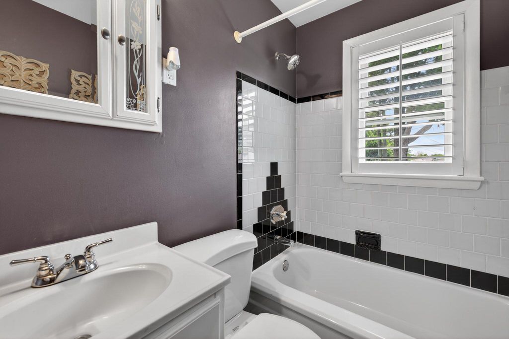 Image 15 of property listing at 1002 WILSON PL, Frederick, MD 21702