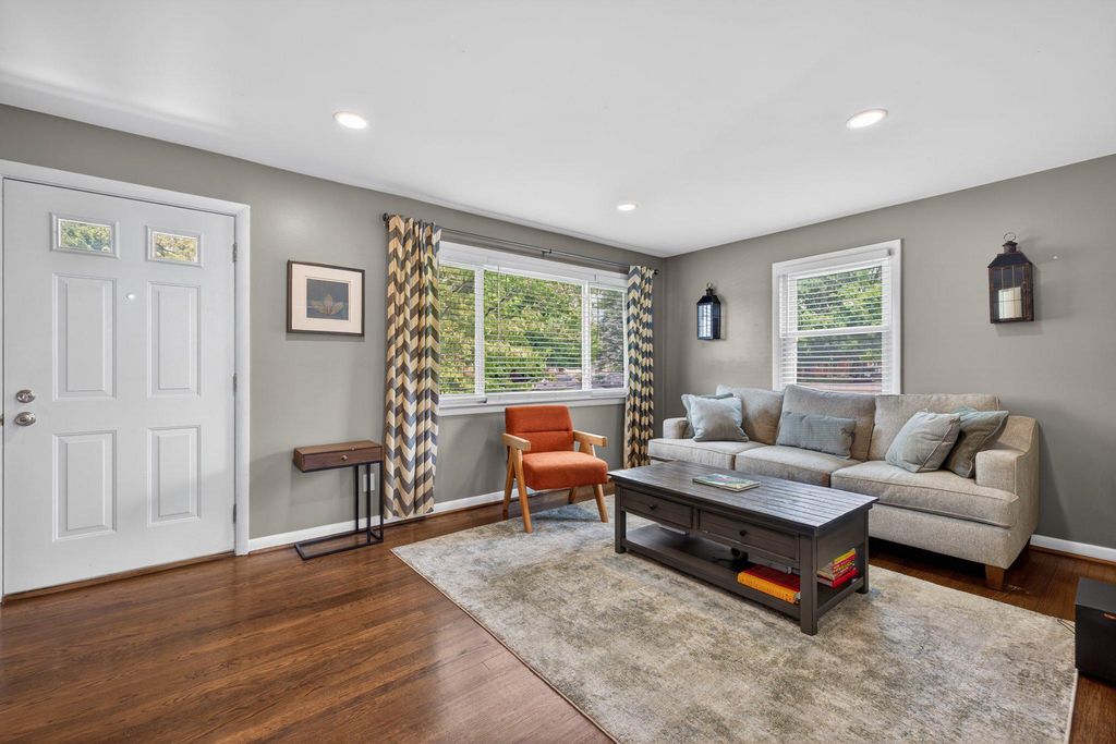 Image 3 of property listing at 1002 WILSON PL, Frederick, MD 21702