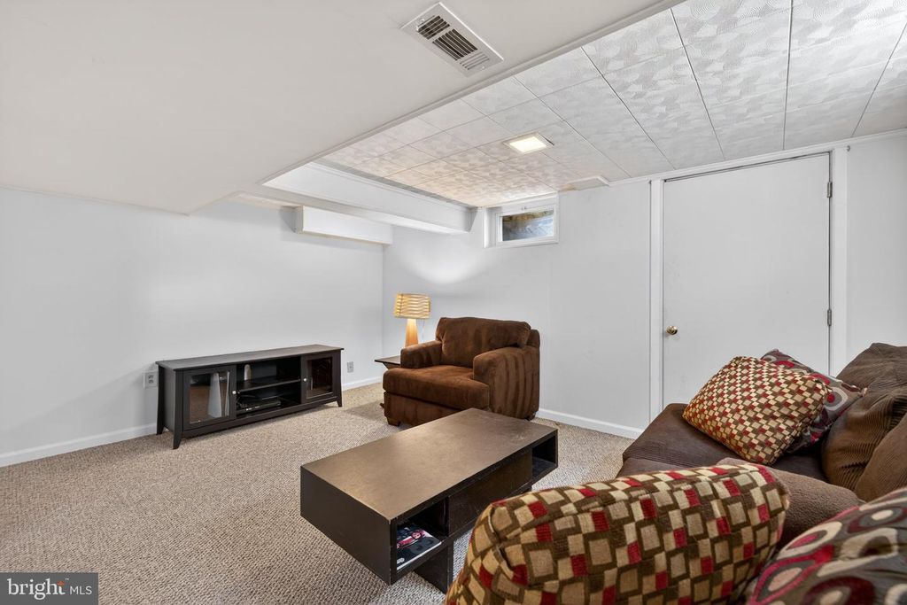 Image 24 of property listing at 1002 WILSON PL, Frederick, MD 21702