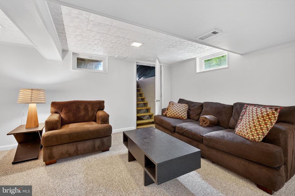 Image 27 of property listing at 1002 WILSON PL, Frederick, MD 21702