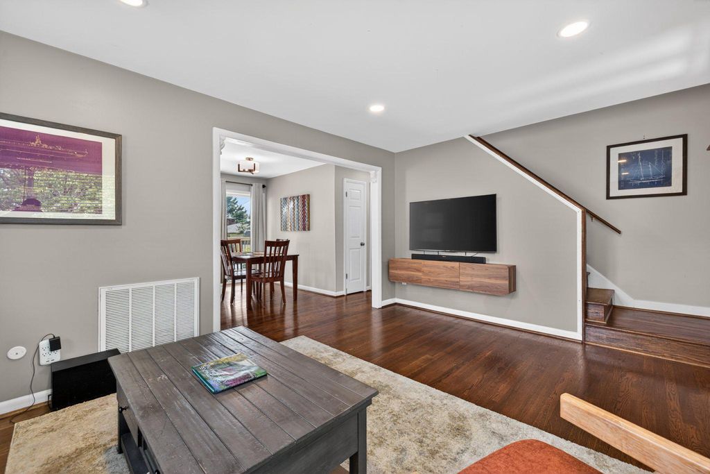 Image 4 of property listing at 1002 WILSON PL, Frederick, MD 21702