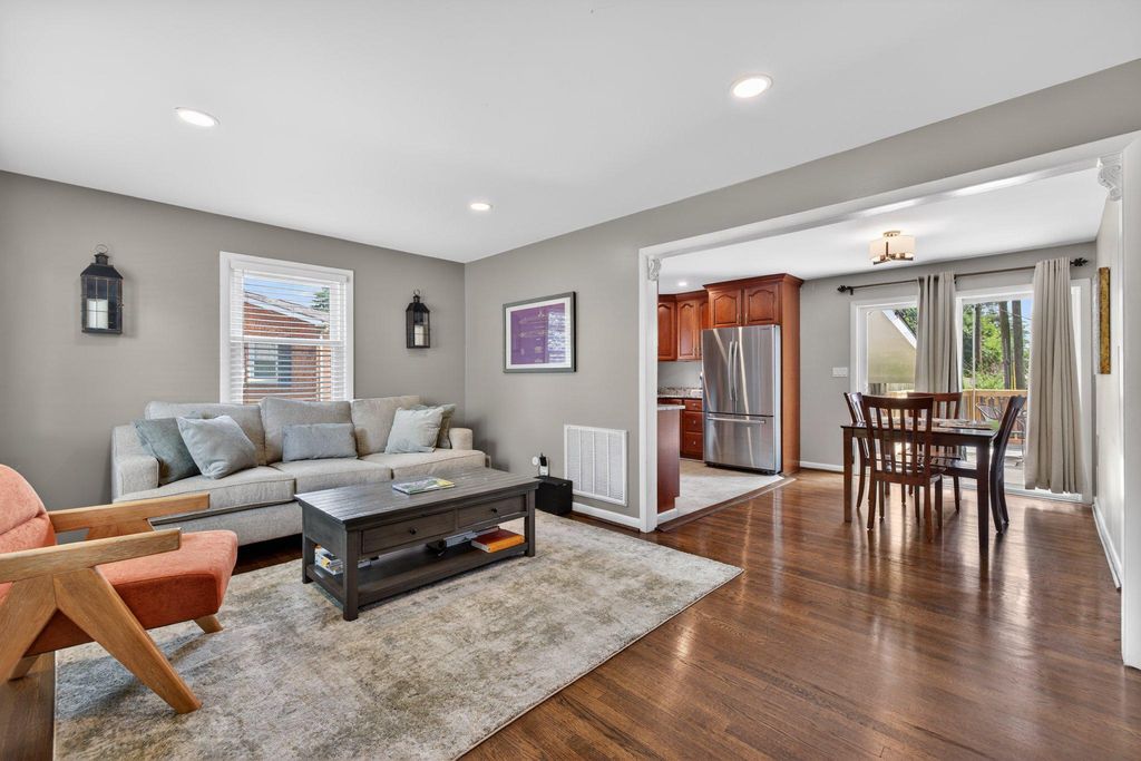 Image 5 of property listing at 1002 WILSON PL, Frederick, MD 21702