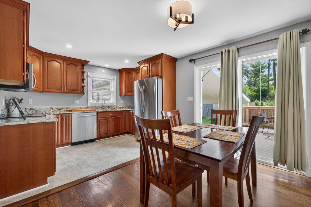 Image 6 of property listing at 1002 WILSON PL, Frederick, MD 21702