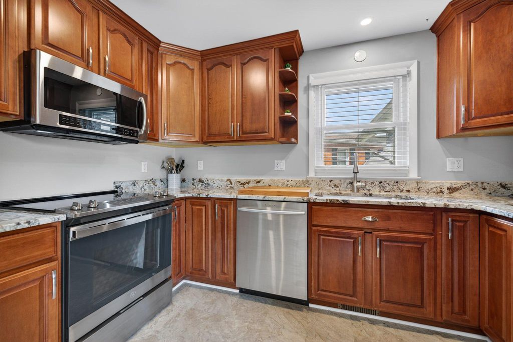 Image 7 of property listing at 1002 WILSON PL, Frederick, MD 21702