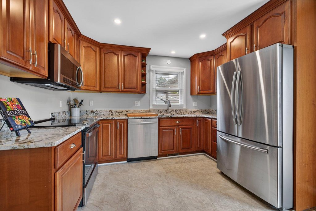 Image 8 of property listing at 1002 WILSON PL, Frederick, MD 21702