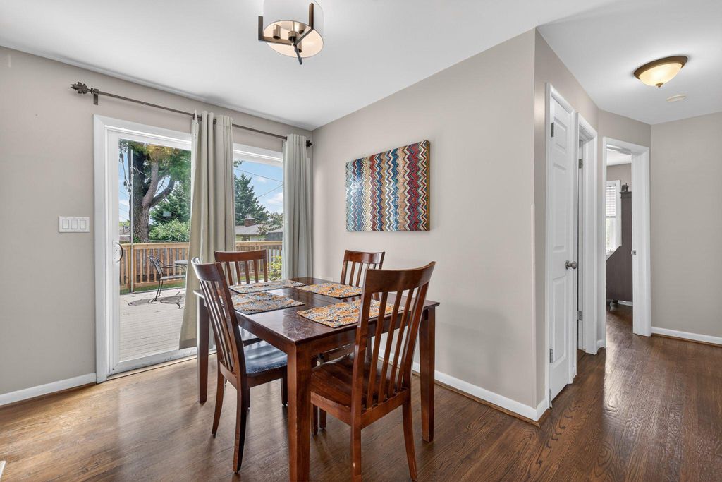 Image 9 of property listing at 1002 WILSON PL, Frederick, MD 21702