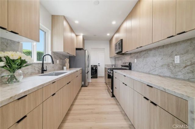 7875 Bellaire ave, North Hollywood, CA 91605