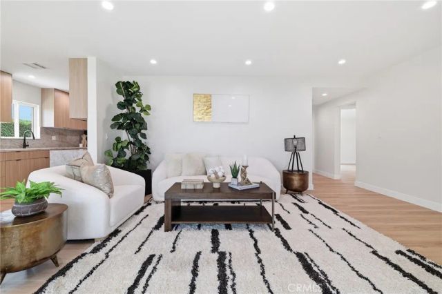 7875 Bellaire ave, North Hollywood, CA 91605