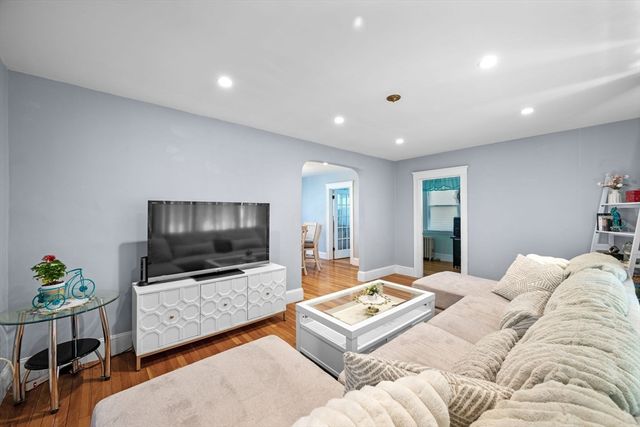 153 Lynn St, Peabody, MA 01960