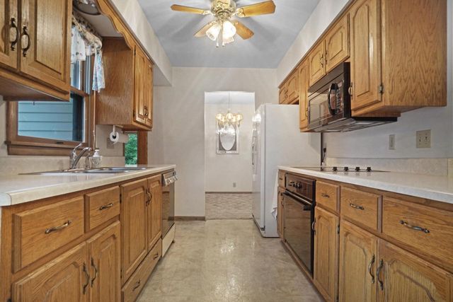 W183N5895 Spruce LANE, Menomonee Falls, WI 53051