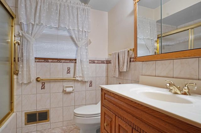 W183N5895 Spruce LANE, Menomonee Falls, WI 53051