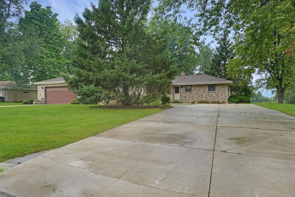 W183N5895 Spruce LANE, Menomonee Falls, WI 53051