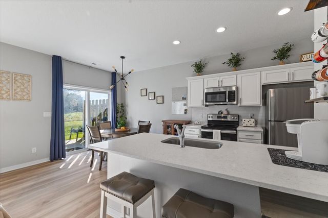 255 Amberwood Drive, Pleasant Hill, IA 50327