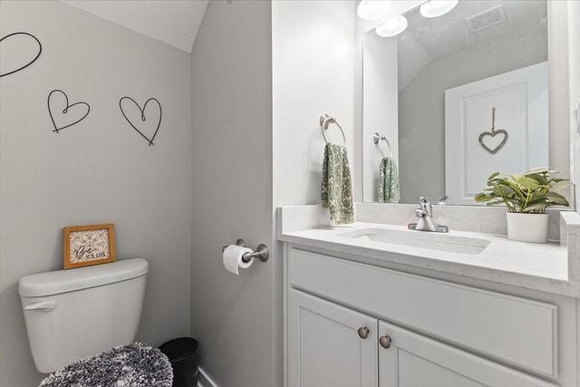 255 Amberwood Drive, Pleasant Hill, IA 50327