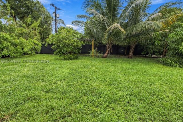 565 East Dr, Miami Springs, FL 33166