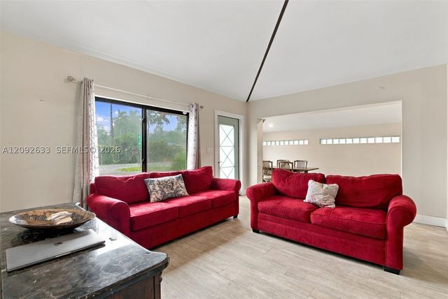 565 East Dr, Miami Springs, FL 33166