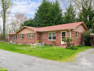 527 Glasgow Lane, Hendersonville, NC 28739