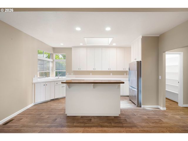 1840 RIVERWOOD Dr, Eugene, OR 97401