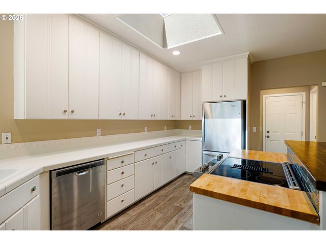 1840 RIVERWOOD Dr, Eugene, OR 97401