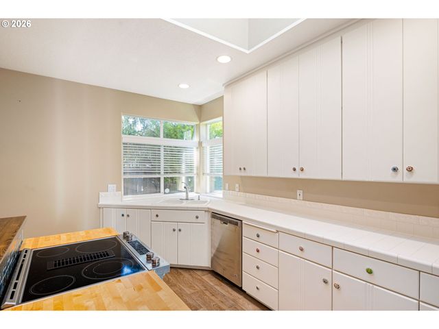 1840 RIVERWOOD Dr, Eugene, OR 97401