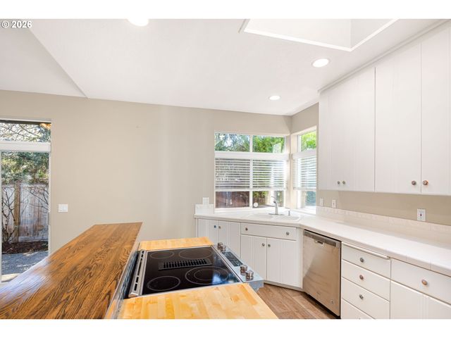 1840 RIVERWOOD Dr, Eugene, OR 97401