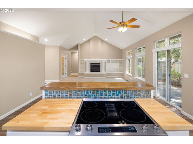 1840 RIVERWOOD Dr, Eugene, OR 97401