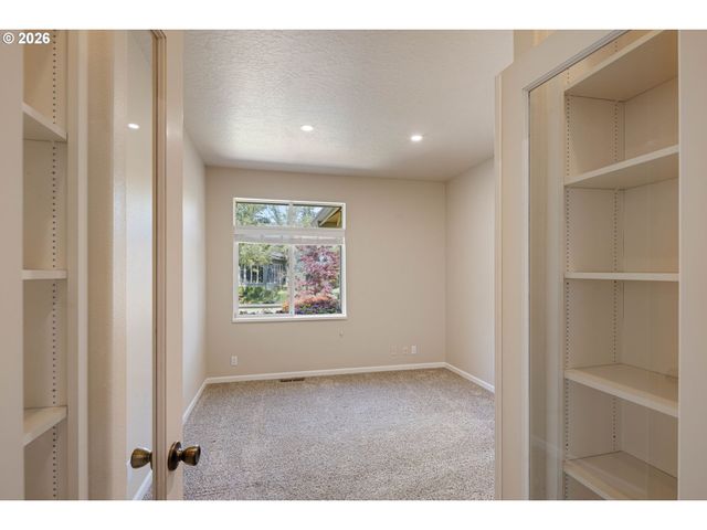 1840 RIVERWOOD Dr, Eugene, OR 97401