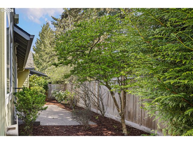 1840 RIVERWOOD Dr, Eugene, OR 97401