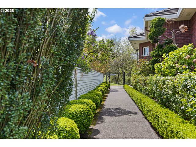 1840 RIVERWOOD Dr, Eugene, OR 97401