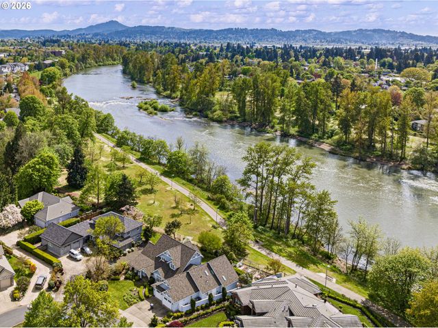 1840 RIVERWOOD Dr, Eugene, OR 97401