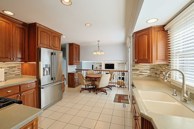 1526 Gainesboro Drive, Wheaton, IL 60189