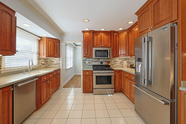 1526 Gainesboro Drive, Wheaton, IL 60189