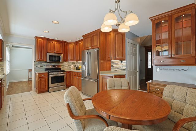 1526 Gainesboro Drive, Wheaton, IL 60189