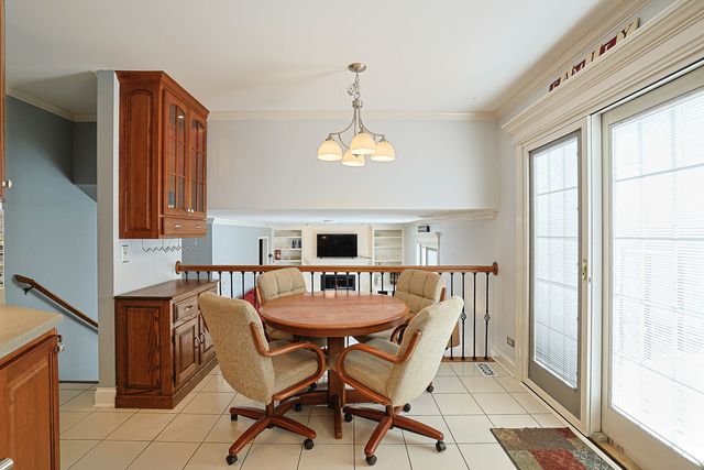 1526 Gainesboro Drive, Wheaton, IL 60189