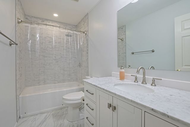 1526 Gainesboro Drive, Wheaton, IL 60189