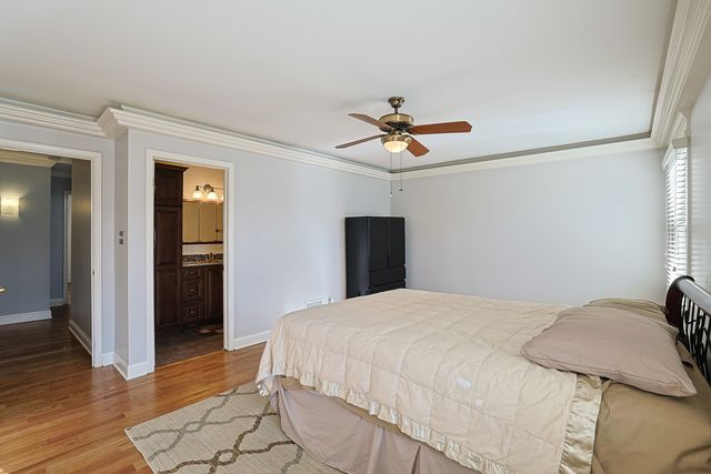 1526 Gainesboro Drive, Wheaton, IL 60189