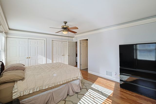 1526 Gainesboro Drive, Wheaton, IL 60189