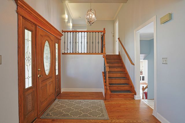 1526 Gainesboro Drive, Wheaton, IL 60189