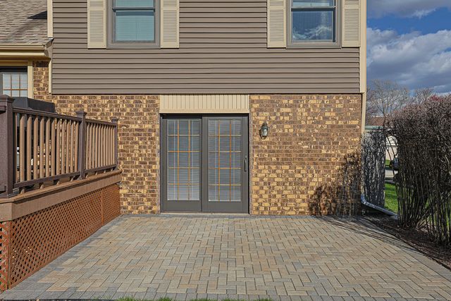 1526 Gainesboro Drive, Wheaton, IL 60189