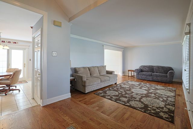 1526 Gainesboro Drive, Wheaton, IL 60189