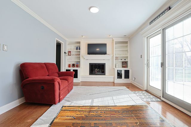 1526 Gainesboro Drive, Wheaton, IL 60189