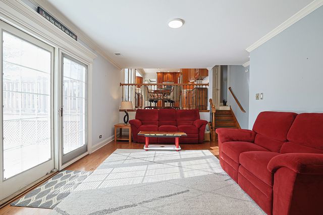 1526 Gainesboro Drive, Wheaton, IL 60189