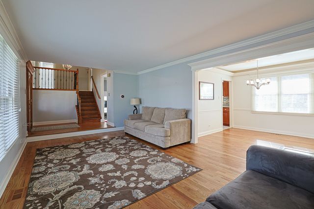 1526 Gainesboro Drive, Wheaton, IL 60189