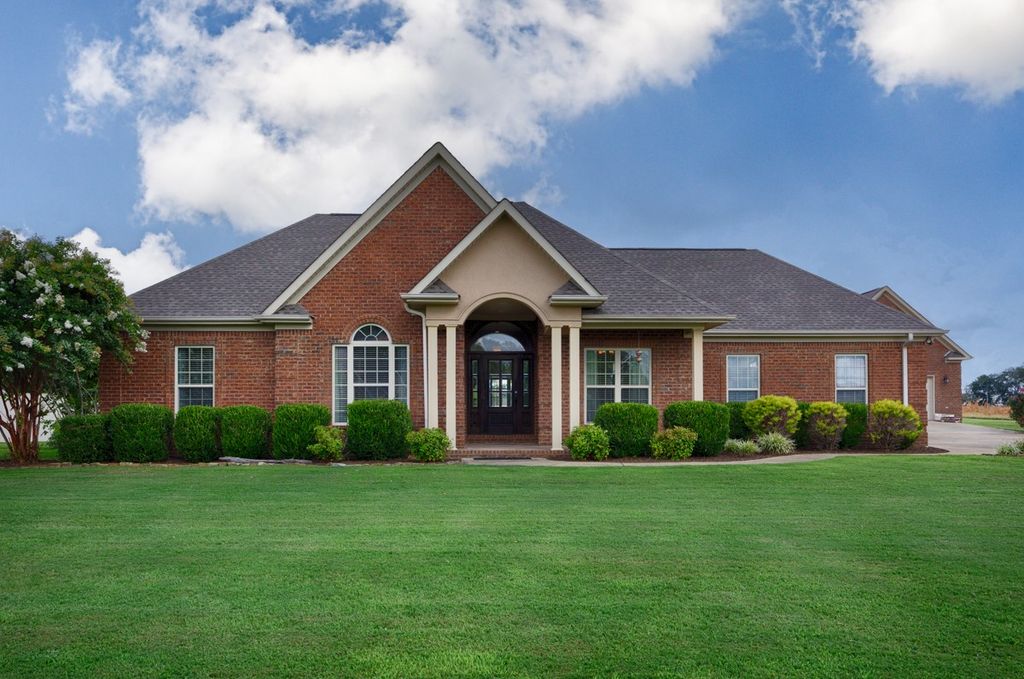 402 Vista Shores Rd, Rogersville, AL 35652